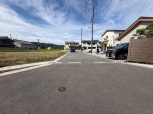 一方 東側 6m 前面道路含む現地写真